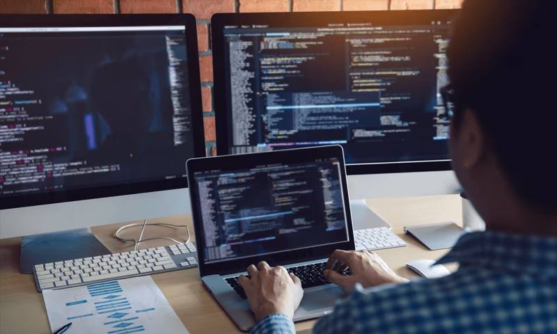 数据科学选型：R与Python如何赋能上街区网站建设？
